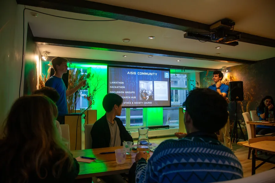 A SAIN Groningen pub quiz in the evening